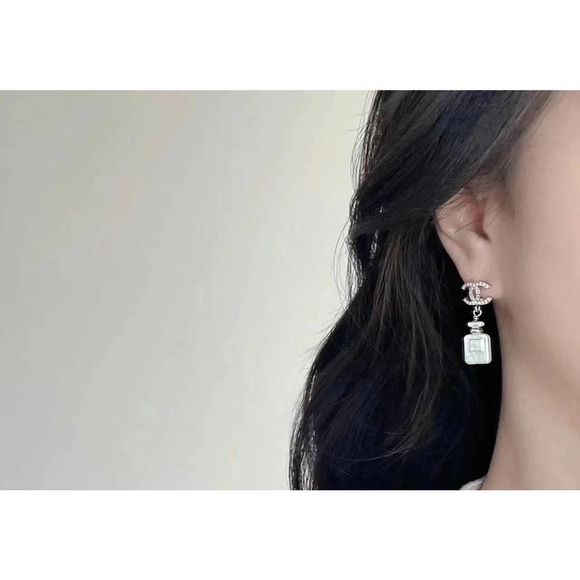 NIB CHANEL 22S CC NO.5 PERFUME BOTTLE DROP EARRINGS - Picture 4 of 15